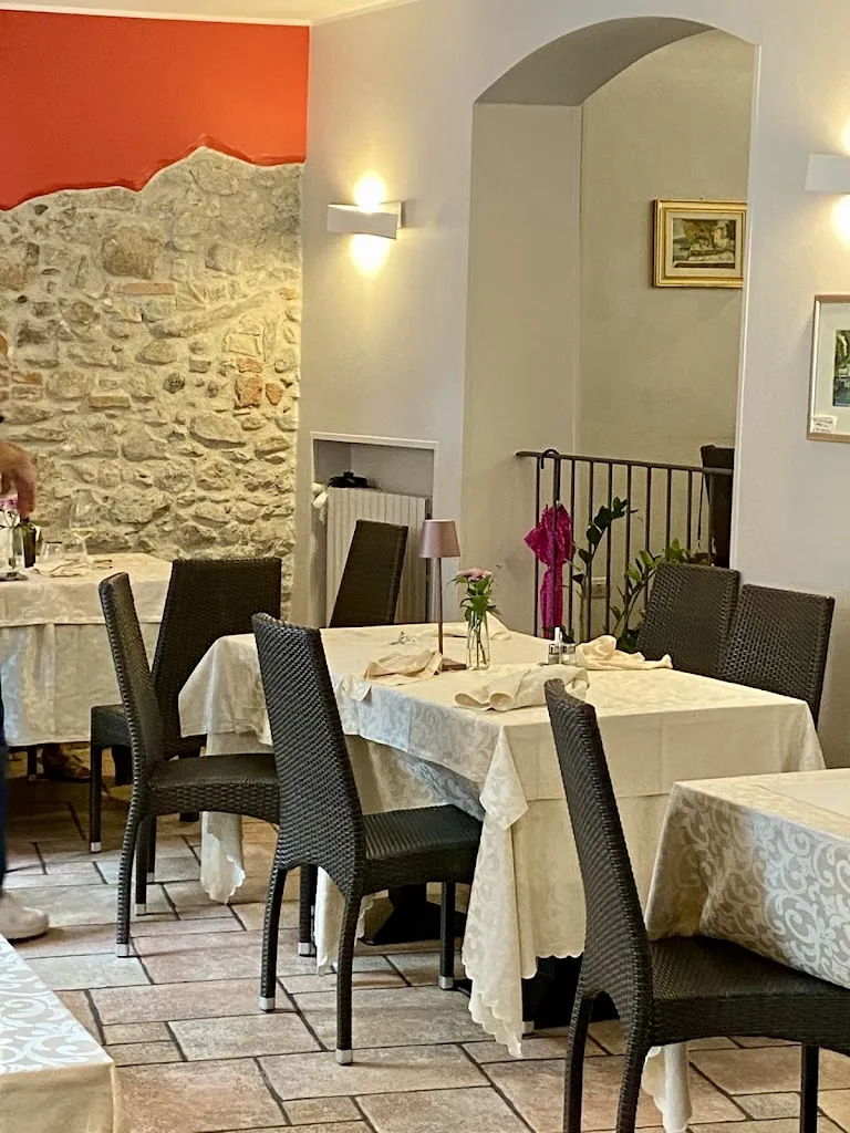 Trattoria Alla Pergola restaurant in Bosisio Parini