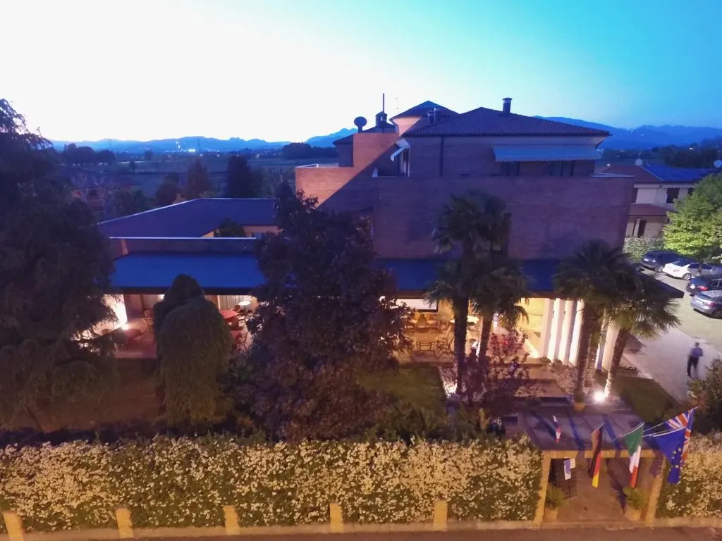 Villa Cavour Ristorante & Hotel restaurant in Bottanuco