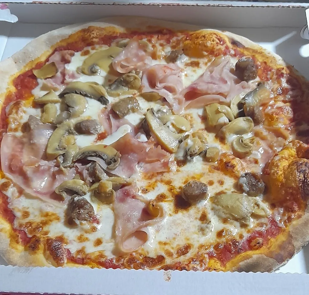 Pizzeria La Sfinge restaurant in Bottanuco