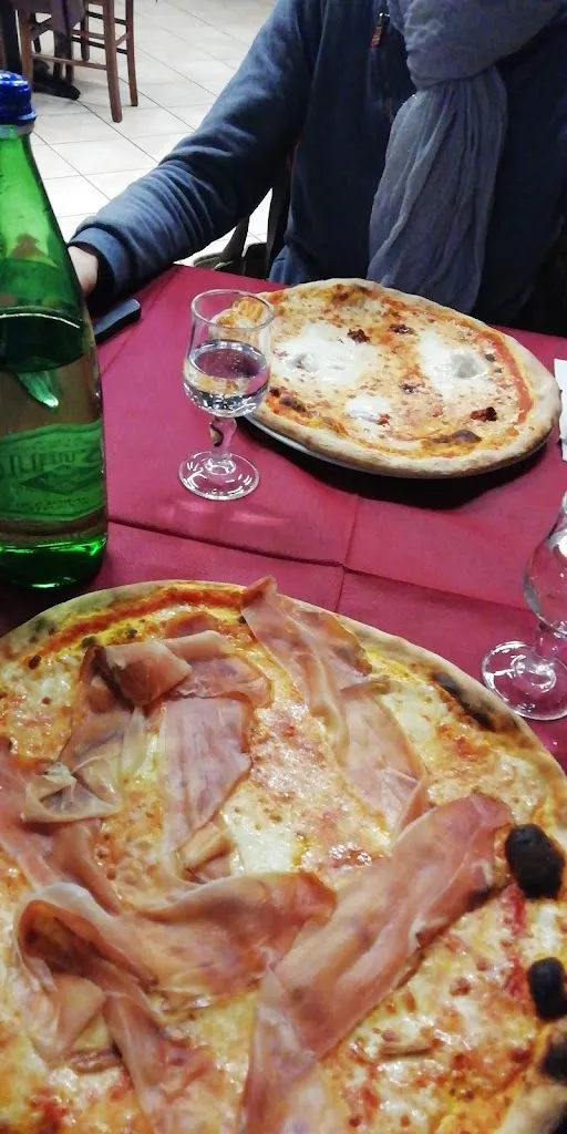 Pizzeria Senza Confini_Bovegno_slider_image_3