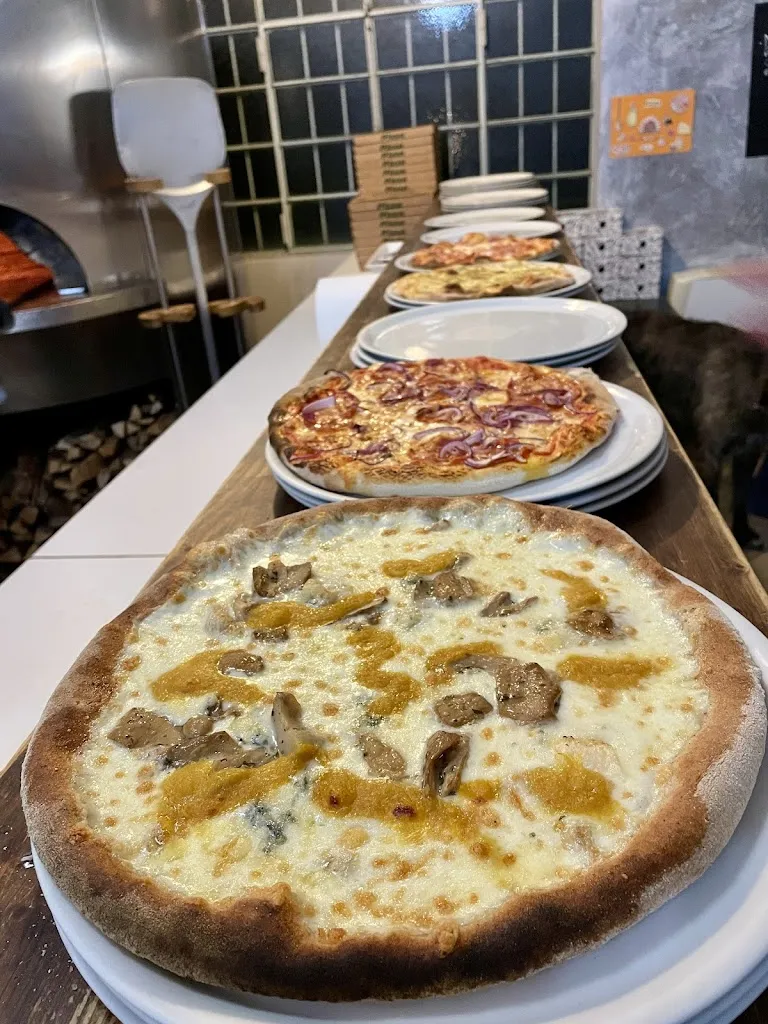 Officina della Pizza_Brezzo di Bedero_slider_image_3