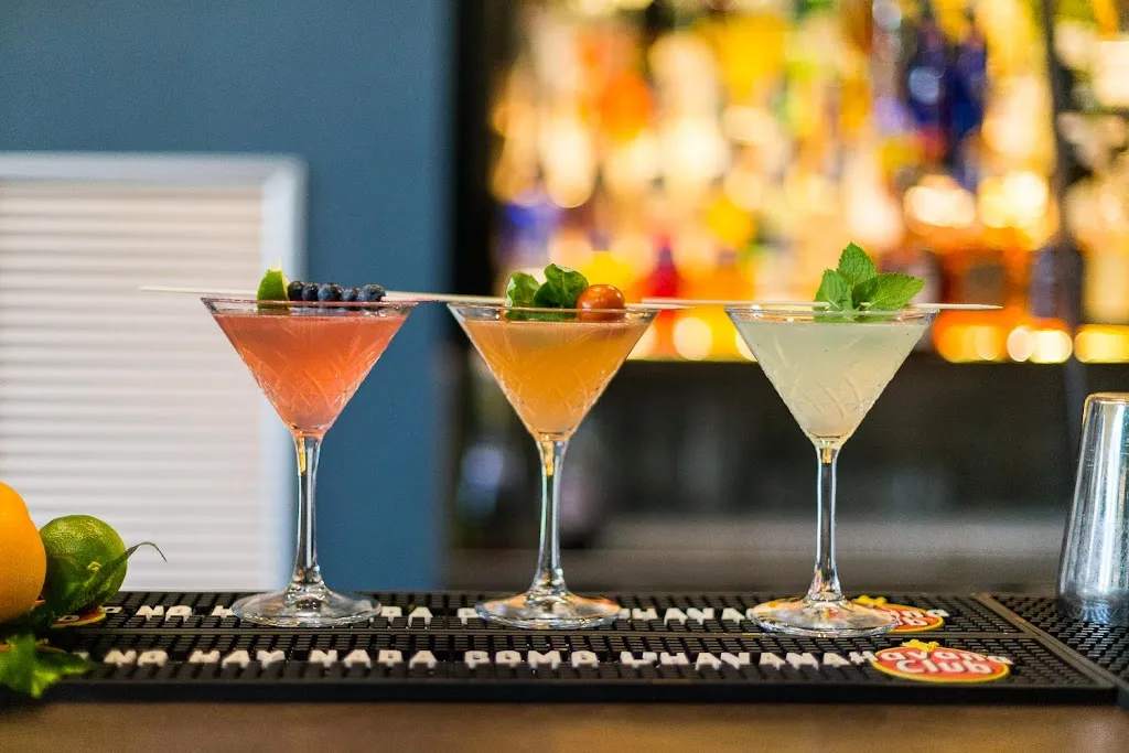 Lady green bar_Busnago_slider_image_3