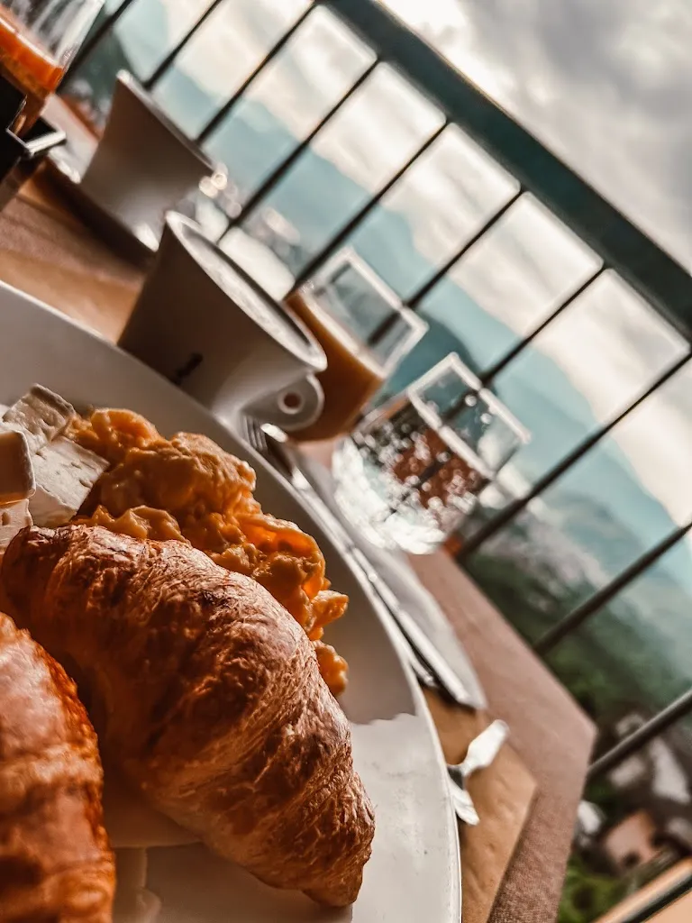 Luciana Abrão_Stampa 1968 Hotel e Ristorante_Cadegliano-Viconago_review