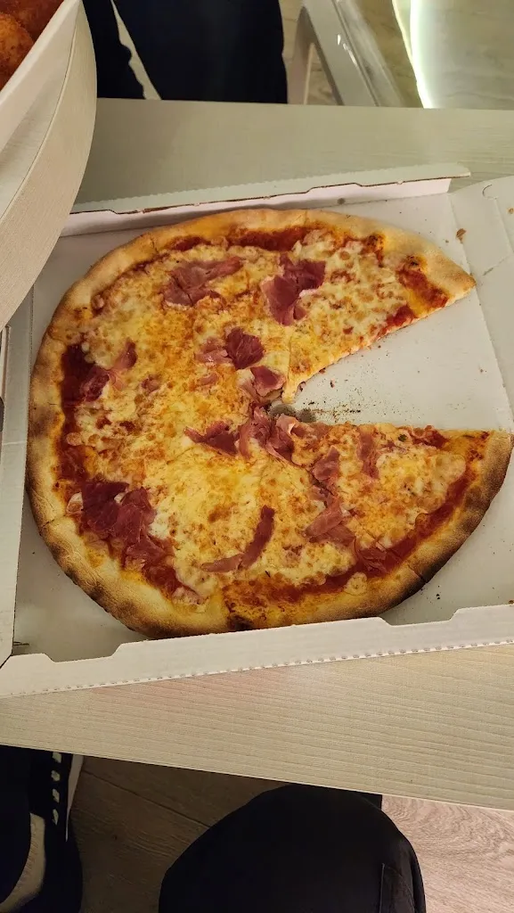 Lane Louie_Pizzeria La Regina - Caleppio_Caleppio_review