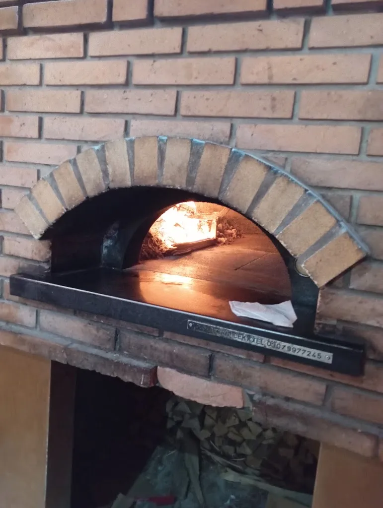 Pizzeria La Regina - Caleppio_Caleppio_slider_image_3