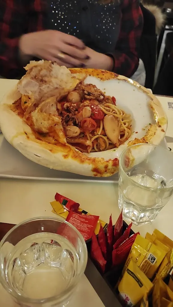 Dimitar Kavaldzhiev_LAQUOLINA_Caponago_review