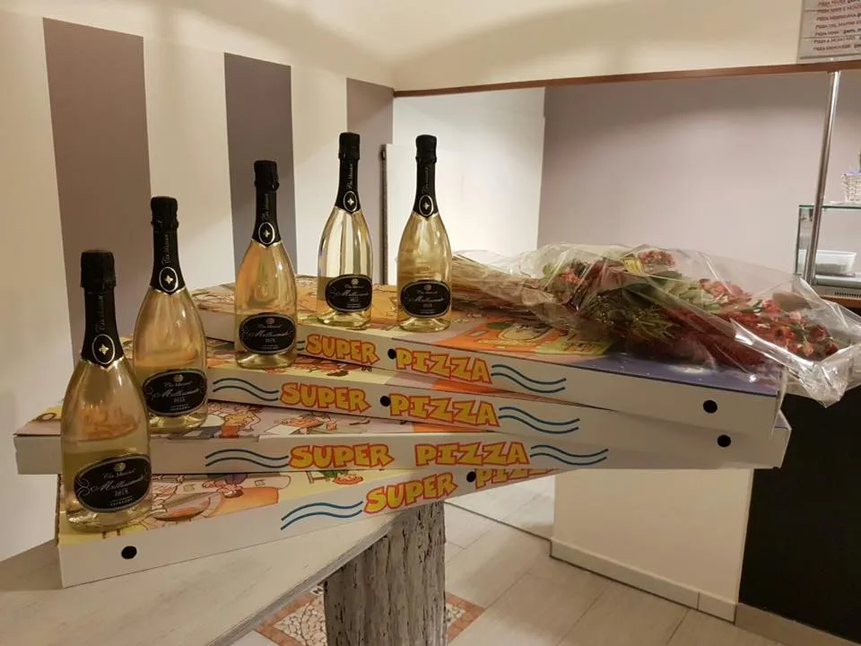 Pizzeria d'asporto da Ciccio restaurant in Cardano al Campo