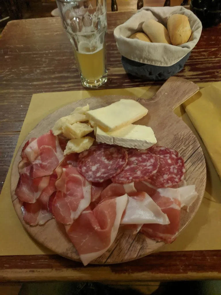 Vladislav Tesařík_THE BELLS PUB® - Carobbio_Carobbio_review