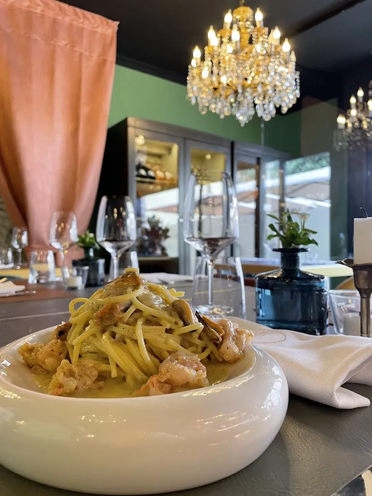 C'est la Vie Restaurant & Lounge bar restaurant in Carugate