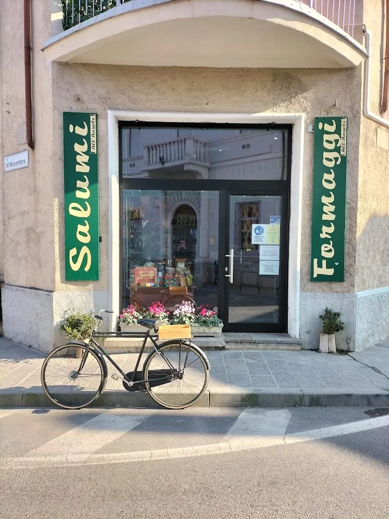 BOTTEGA ALL'ANGOLO DI LIVIO E MONICA_Casalmoro_slider_image_1