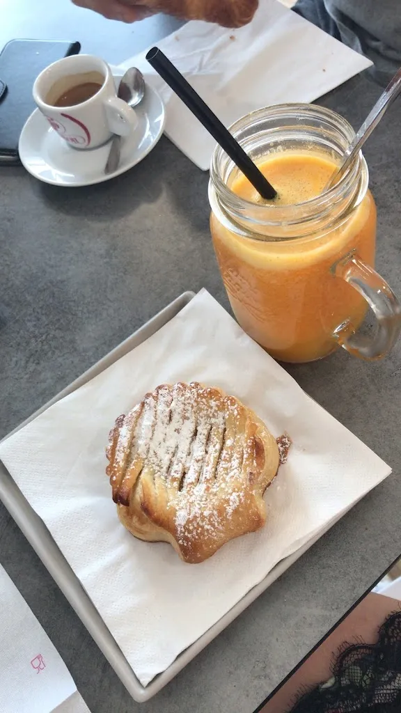 Laura Ghislandi_Bar Punto Felice_Castano Primo_review