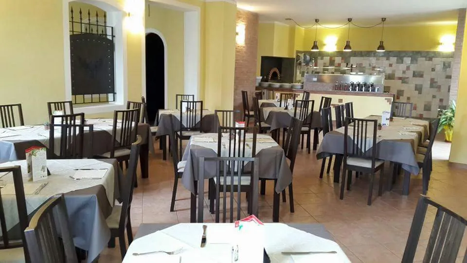 Pizzeria Aquila Nera restaurant in Casteldidone