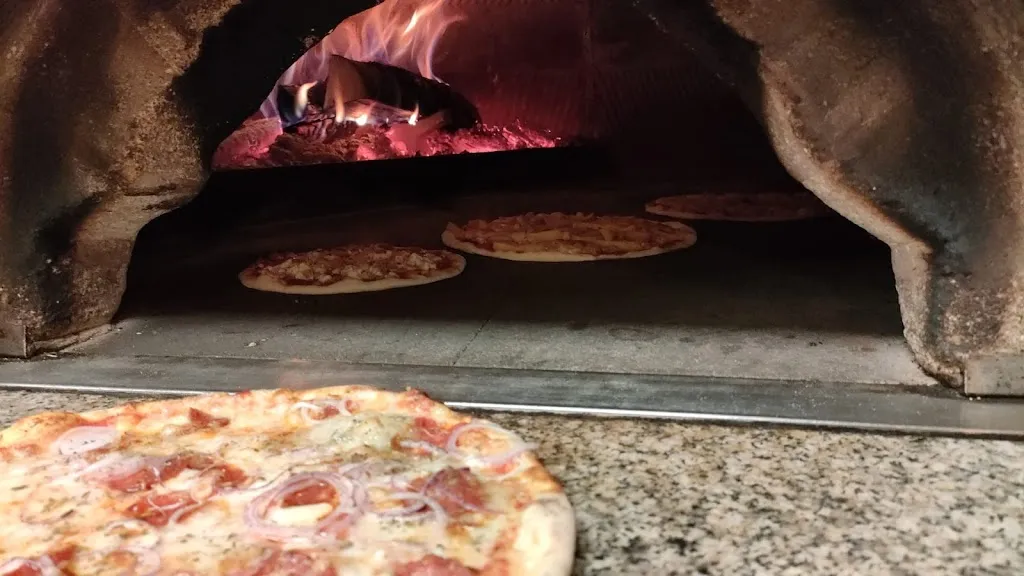 Pizzeria da Karina_Cerete Alto_slider_image_3