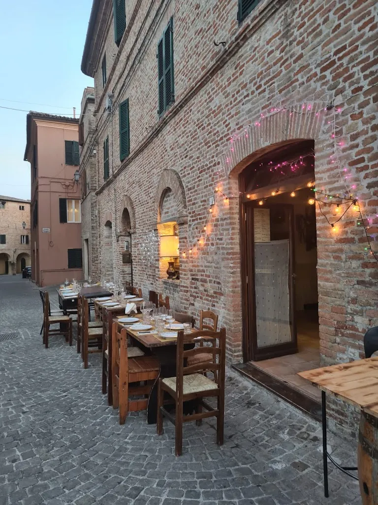 Hostaria Elephant & Castle restaurant in Chiaravalle