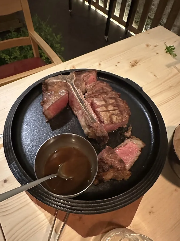 David Cacik_McManni Steak House_Alliste_review