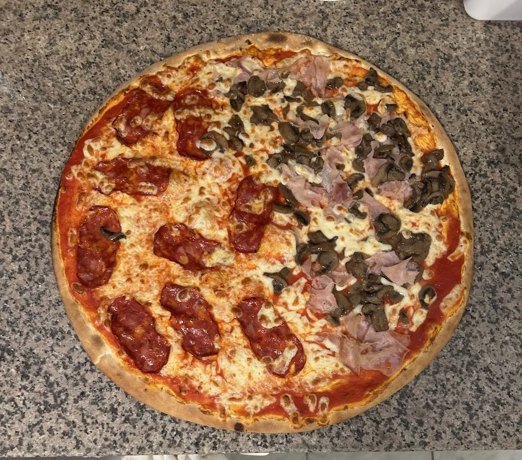 Pizzeria Regina Di Diaa Sei Feldin Hanaa_Ciserano_slider_image_2