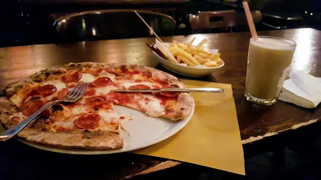 Laura Isamar Rodriguez_England's Rose The English Pub_Cividate Camuno_review