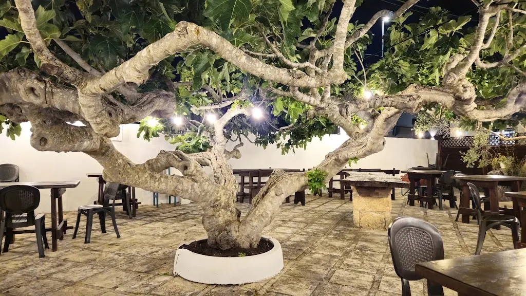 Mike van Hout_Clantò alla Cisternella Pizzeria Trattoria_Alliste_recensione