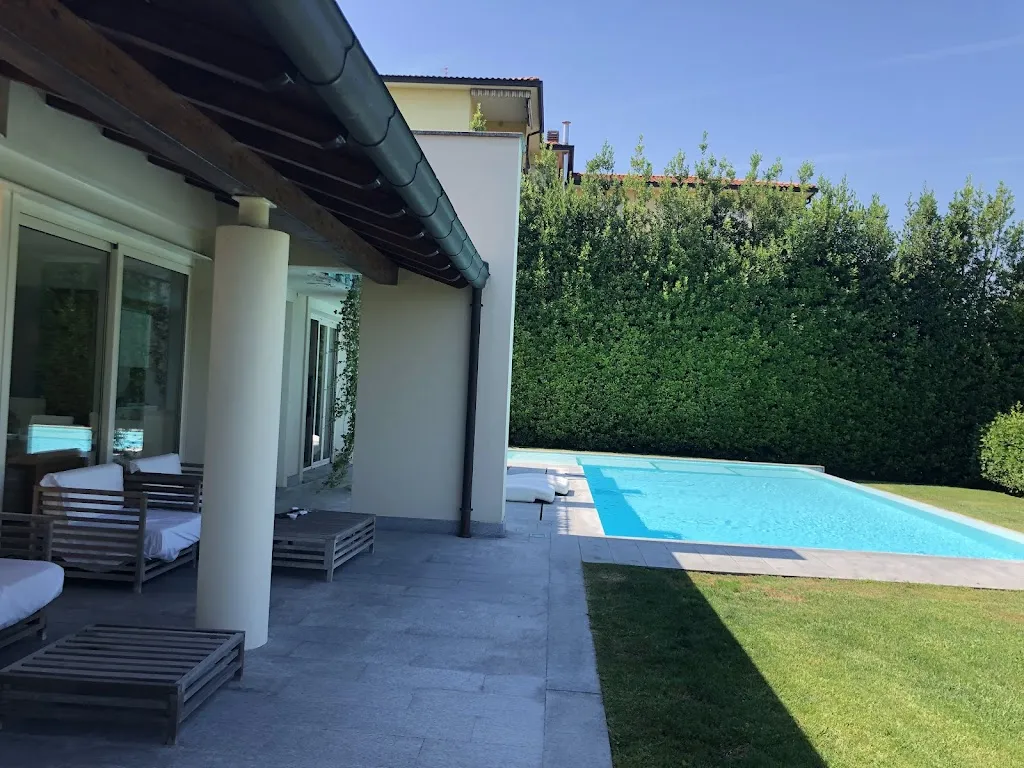 C-Rooms restaurant in Cremella