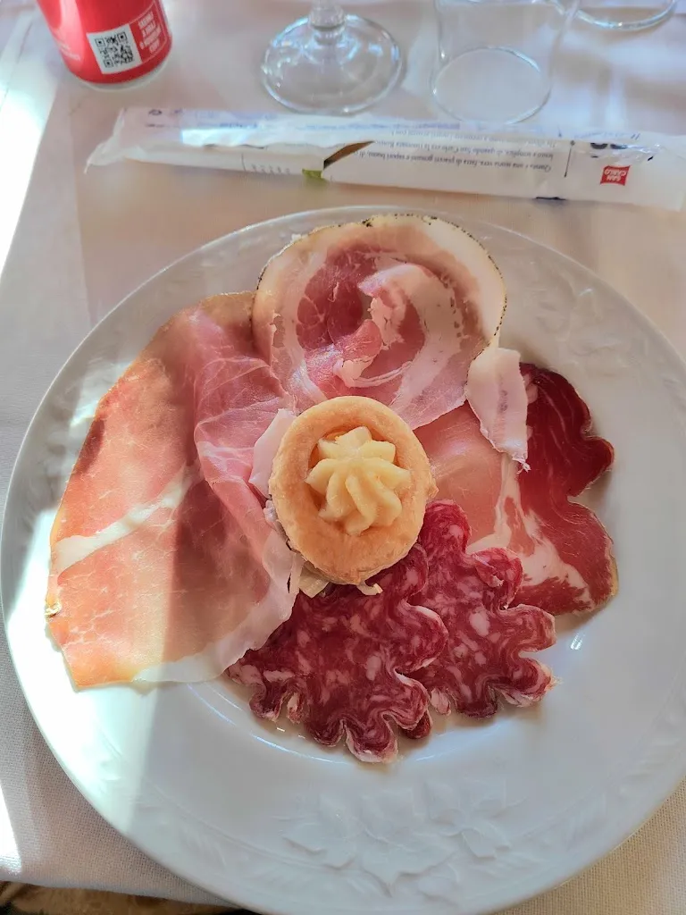 Ristorante Cantoon Fumaana restaurant in Dosimo