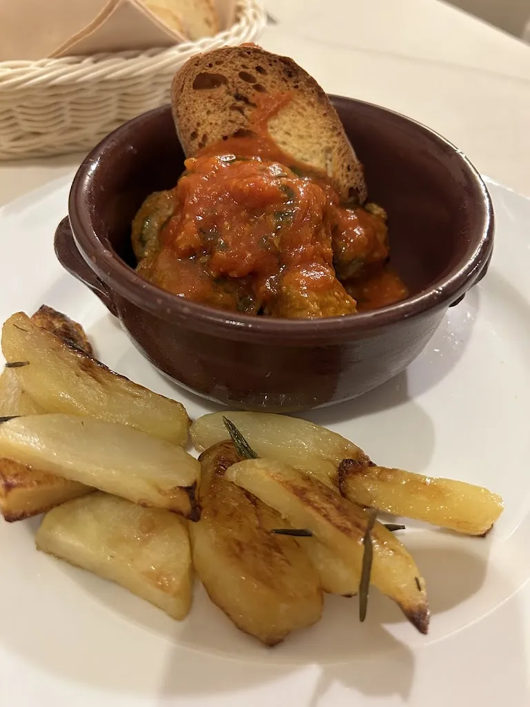 Ciara R-G_The CAVE - Wine Bar_Desenzano del Garda_review