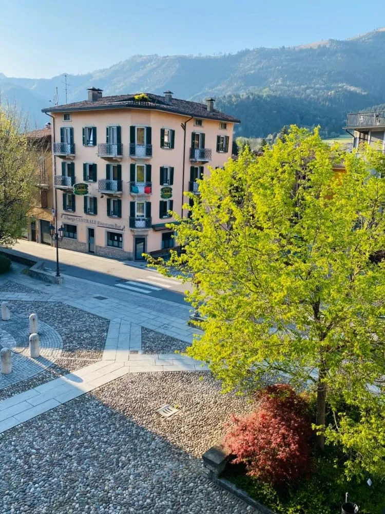 Albergo Ristorante Centrale restaurant in Fino del Monte
