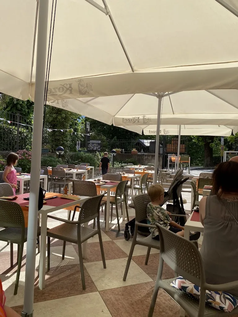 Jack el Moro Pizza-Winery restaurant in Gardola