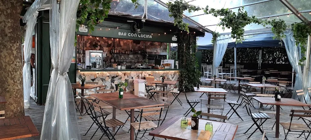 Merci Baguette restaurant in Garlate