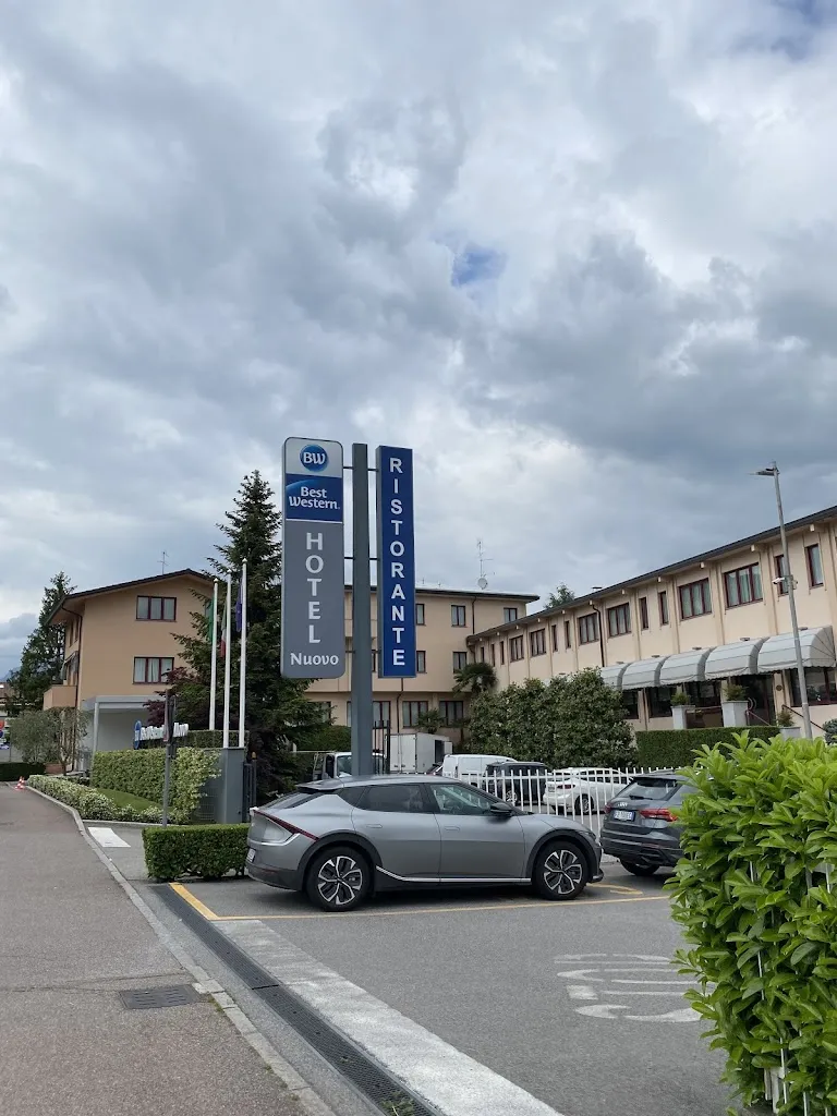 Heni Szekely_Hotel Nuovo_Garlate_review