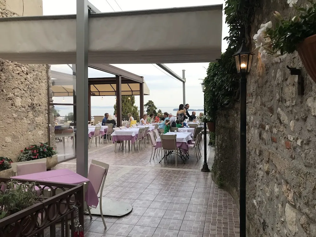 Silvia Serna_Ai Pines_Gardone Riviera_review