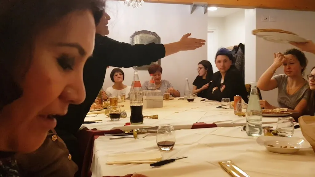 Pizzeria Degustando restaurant in Gavarno Rinnovata