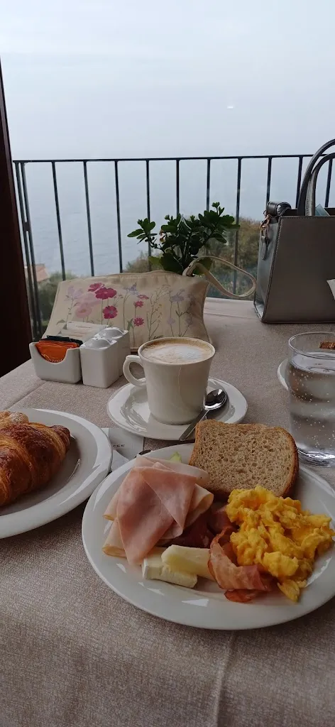 Wendy Donkoh_Hotel Ristorante Meandro_Gargnano_recensione