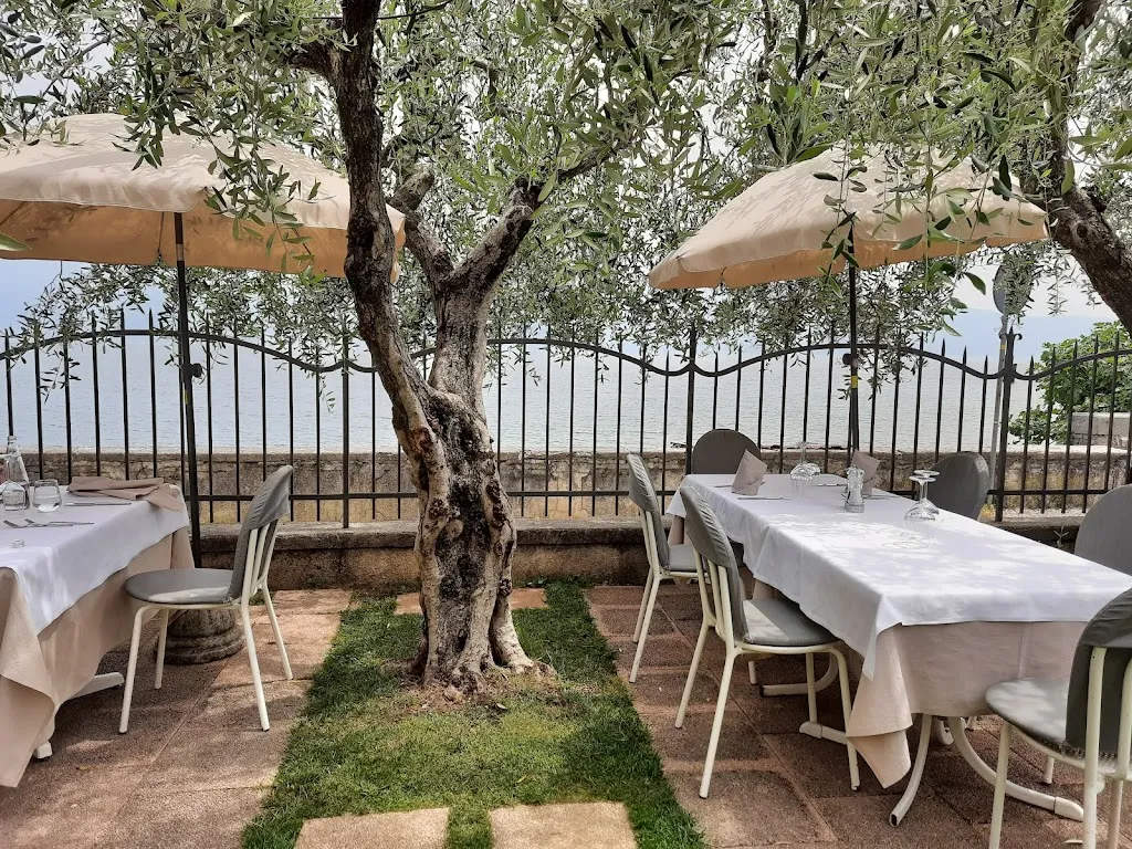 Ristorante allo Scoglio restaurant in Gargnano