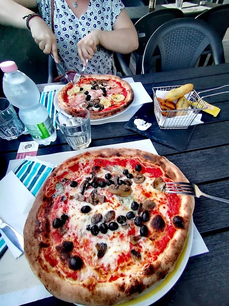 Pizzeria La Costiera restaurant in Gessate