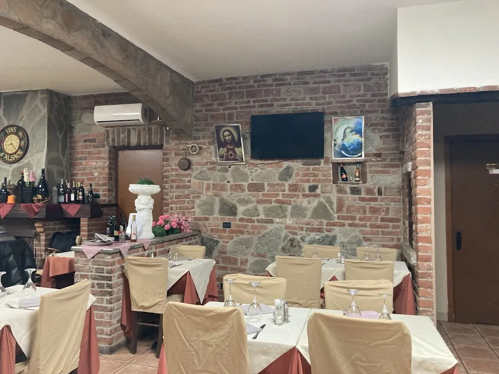 La Mezza Luna 3 restaurant in Giussago