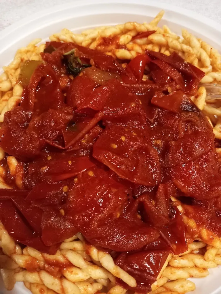 Sagra te lu pummitoru schiattarisciatu restaurant in Aradeo