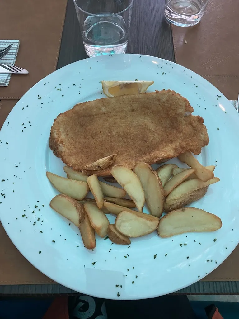 Nicole Clemente_210 Sportway Lounge_Gravellona_review