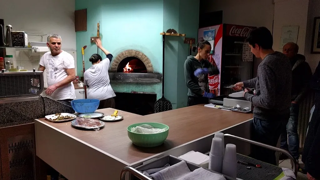 Pizzeria Emolo di El Fikey M. restaurant in Introbio