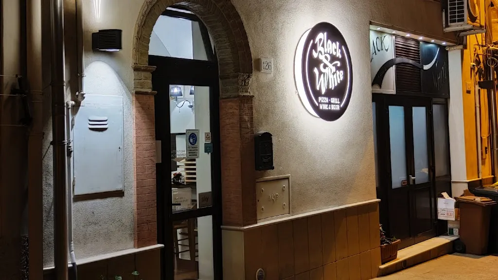 Black & White restaurant in Ascoli Satriano