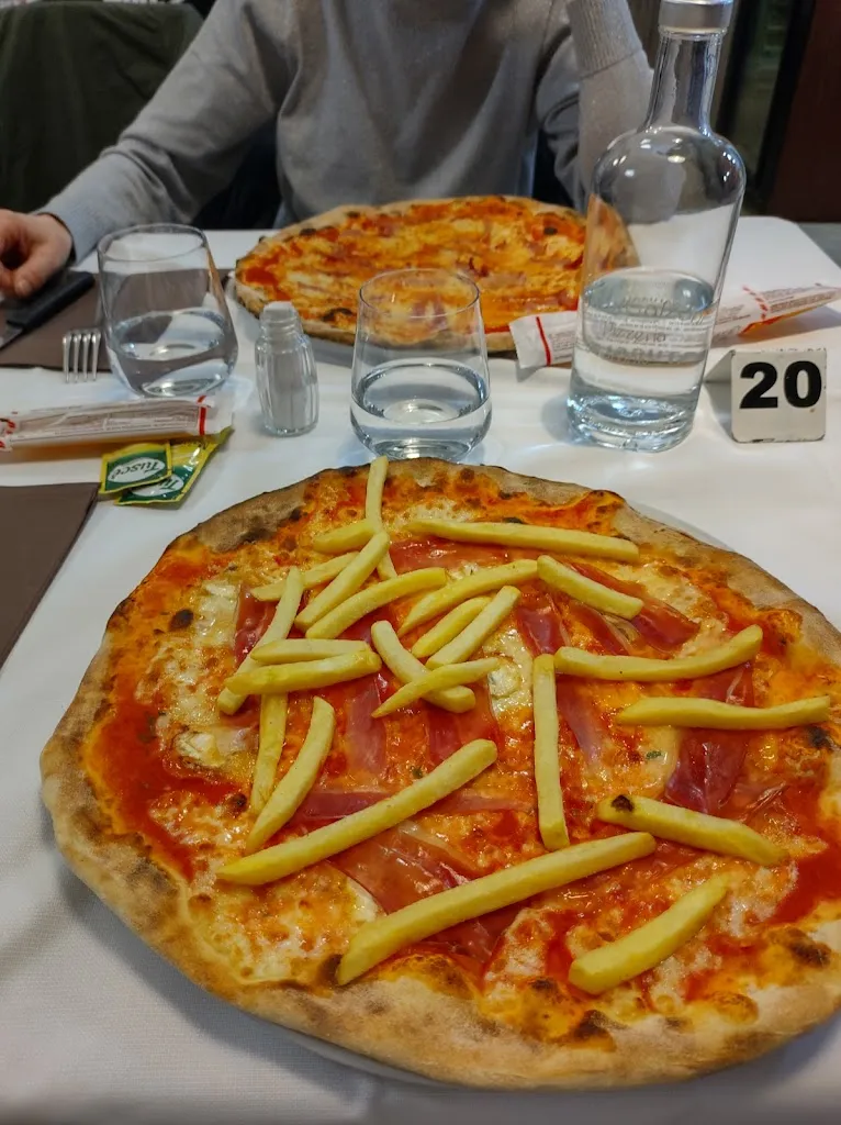 Pizzeria I MaxCalzoni_Lallio_slider_image_3