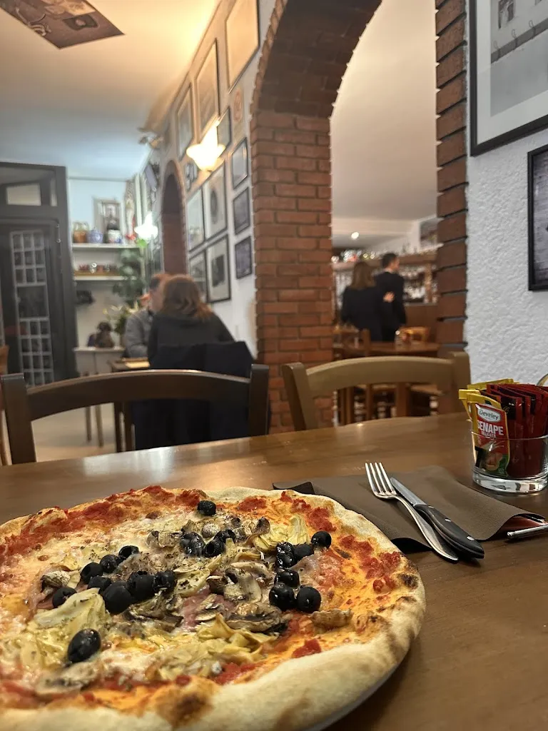 Ronja Hermann_Pizzeria Trattoria La Lampara._Laveno_review