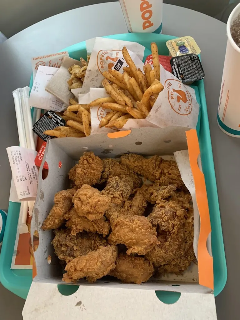 Fatima Hedaria_Popeyes Famous Louisiana Chicken_Locate di Triulzi_review