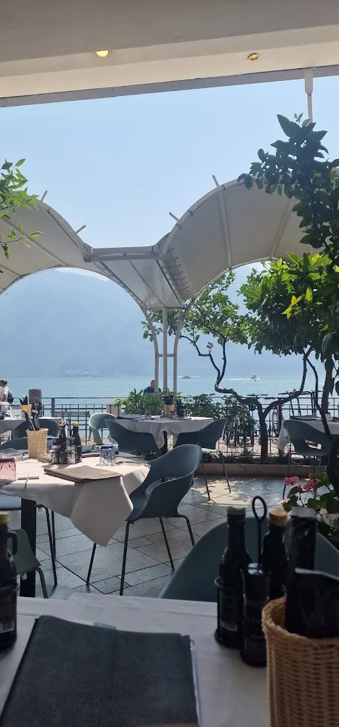 Ristorante con terrazzo restaurant in Limone sul Garda