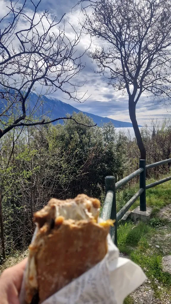 Sara Lops_Area sosta con chiosco_Limone sul Garda_review