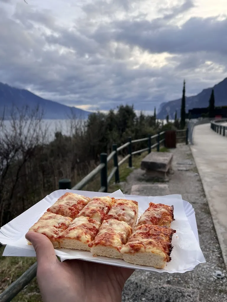 Abolfazl Karimi_Area sosta con chiosco_Limone sul Garda_review