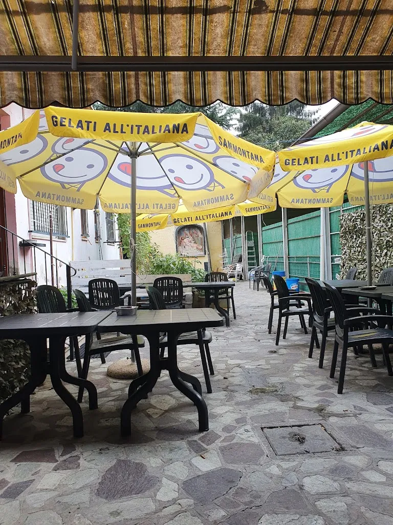 Bar Centrale restaurant in Maleo