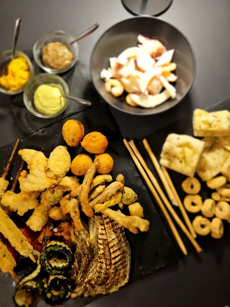 Corner Cafè restaurant in Maleo