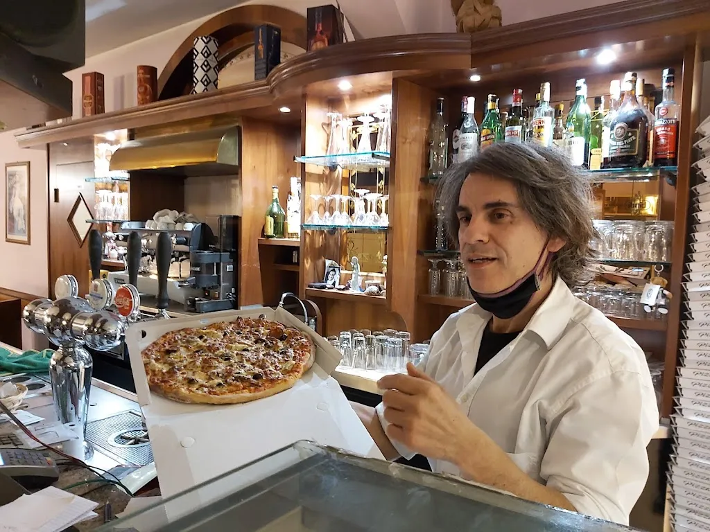 Ristorante Pizzeria Margarita_Mesero_slider_image_3