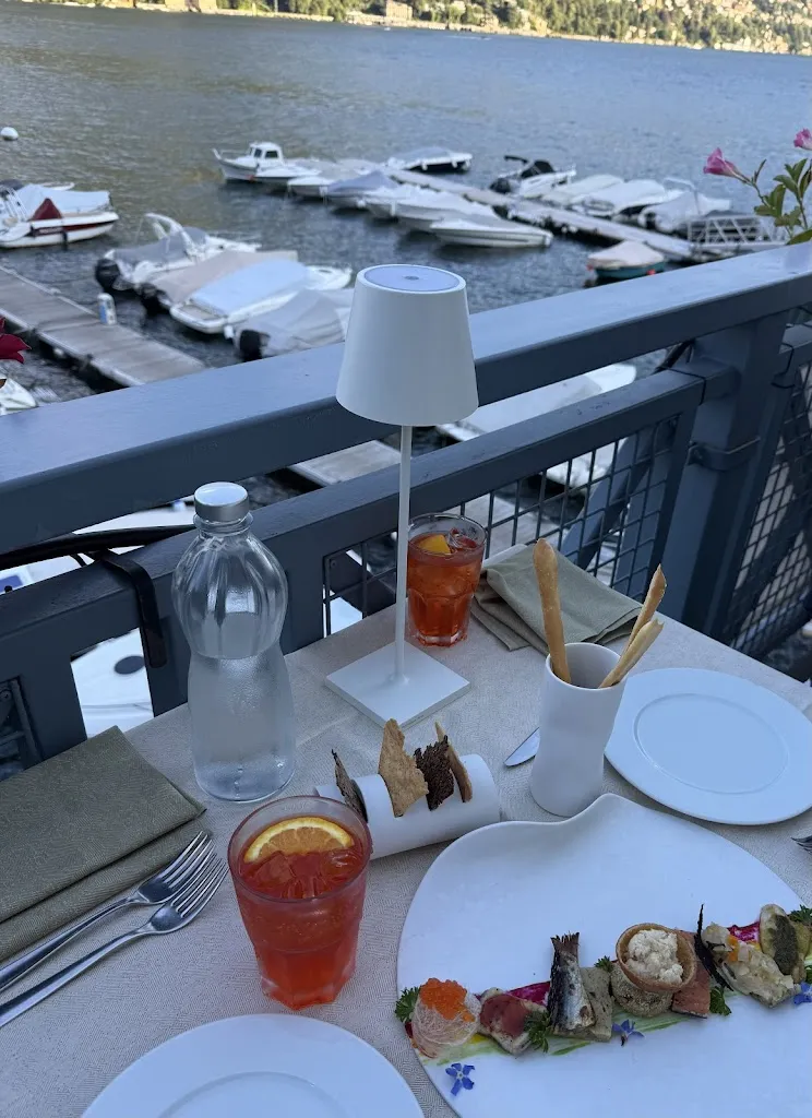 Mitra Zabihi_The Moltrasio Bay_Moltrasio_review