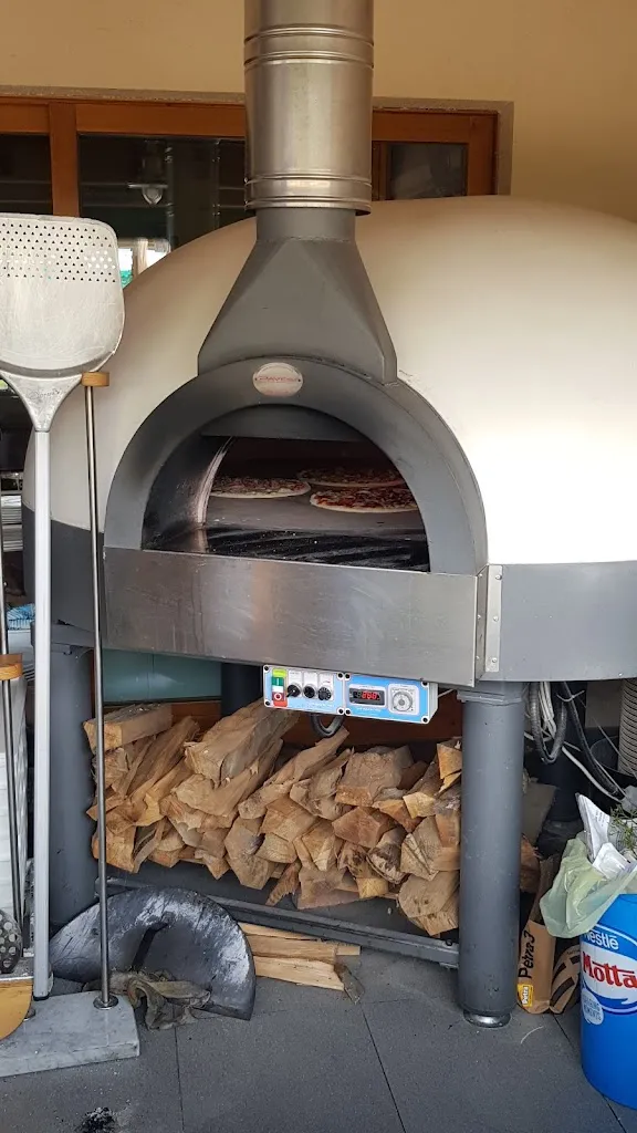 Tobias Herfurth_Demu's Stube_Monzambano_review